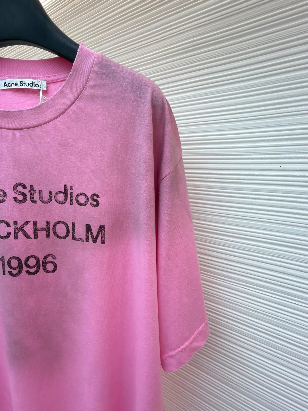 Acne Studios 1966 mud-dyed washed distressed short-sleeve ●Original version: 2800 purchased and developed ●Item number: 1682347-X95 ●Fabric: cloud velvet ski-feel cotton fabric ●Technology: glue printing ●Color: pink ●Version: fitted version ●Weight: about 215 grams ●Size: S-M-L-XL ●Description: Made of ultra-soft pure cotton fabric, garment-dyed, washed and distressed, the chest part has a dirty feel, and the lower part shows a gradient effect. The neckline is slightly frayed to better fit the overall tone. The overall line is straight and delicate, the fabric is comfortable and soft, and the color is consistent without color difference. It can be matched with the same style to create a fashionable look and control various occasions. Customized accessories, complete with three standards, the same style for men and women!